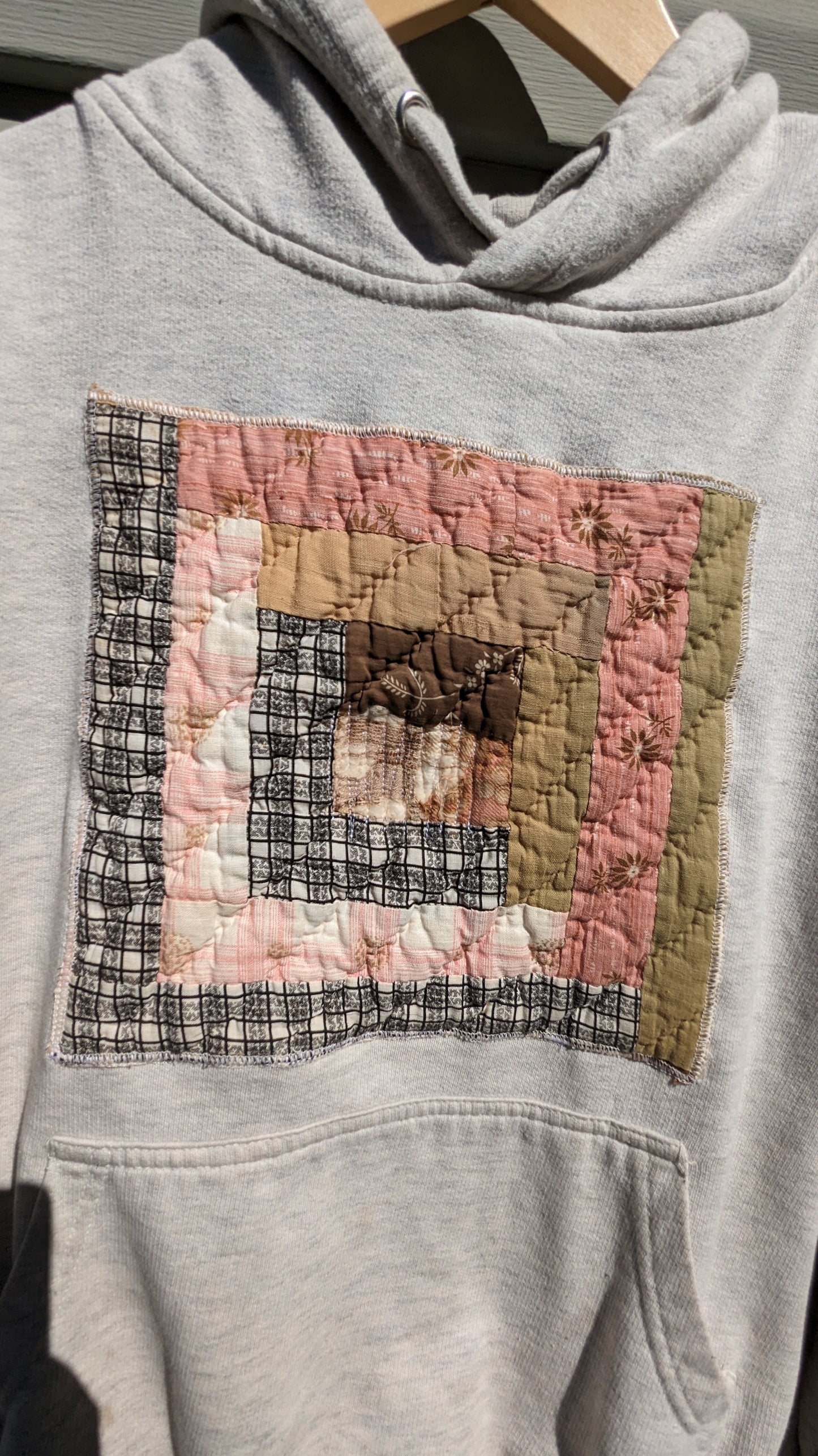 Log Cabin Quilt Patch Sweater, Pullover Hoodie Sweatshirt With Patchwork Quilt Patch