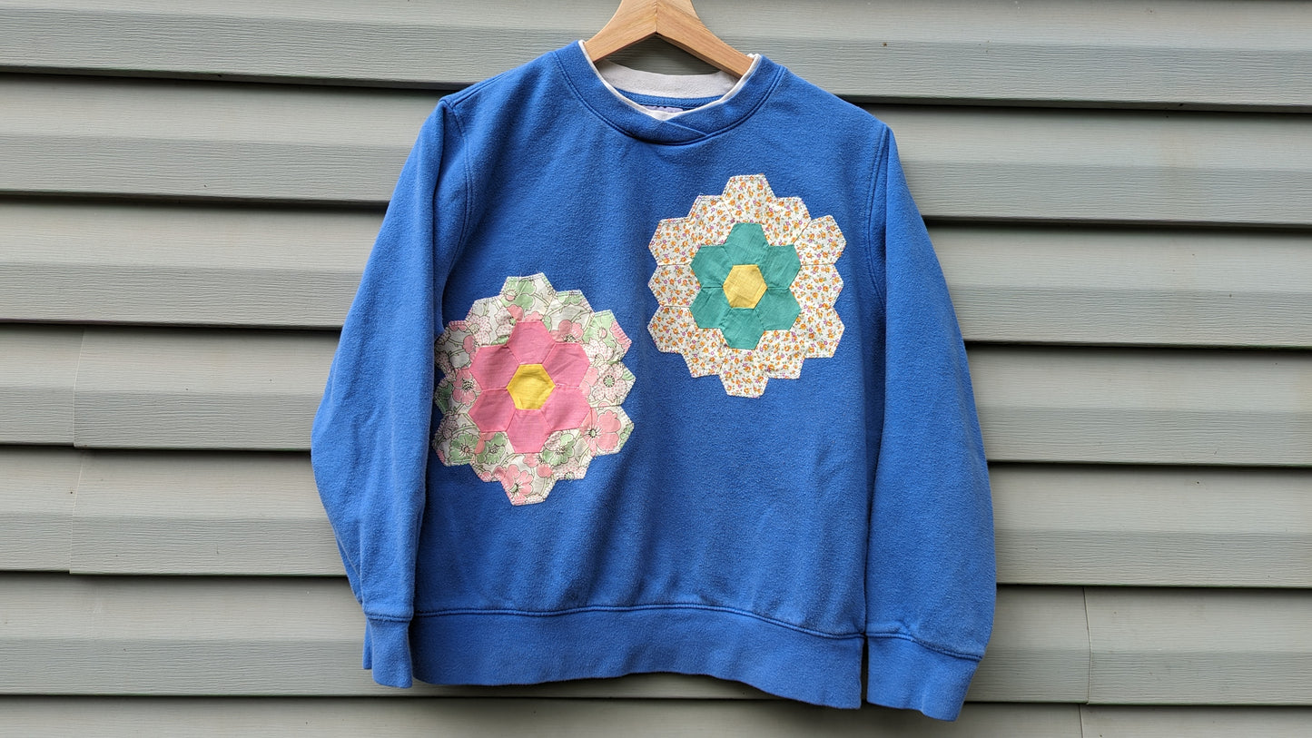 Blue Flower Garden Quilt Patch Sweater, Pullover Crew Neck Sweatshirt With Patchwork Quilt Patch