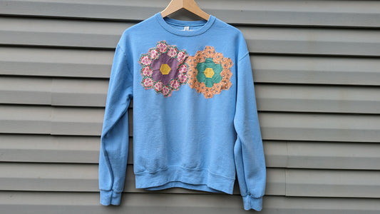 Blue Flower Garden Quilt Patch Sweater, Pullover Crew Neck Sweatshirt With Patchwork Quilt Patch